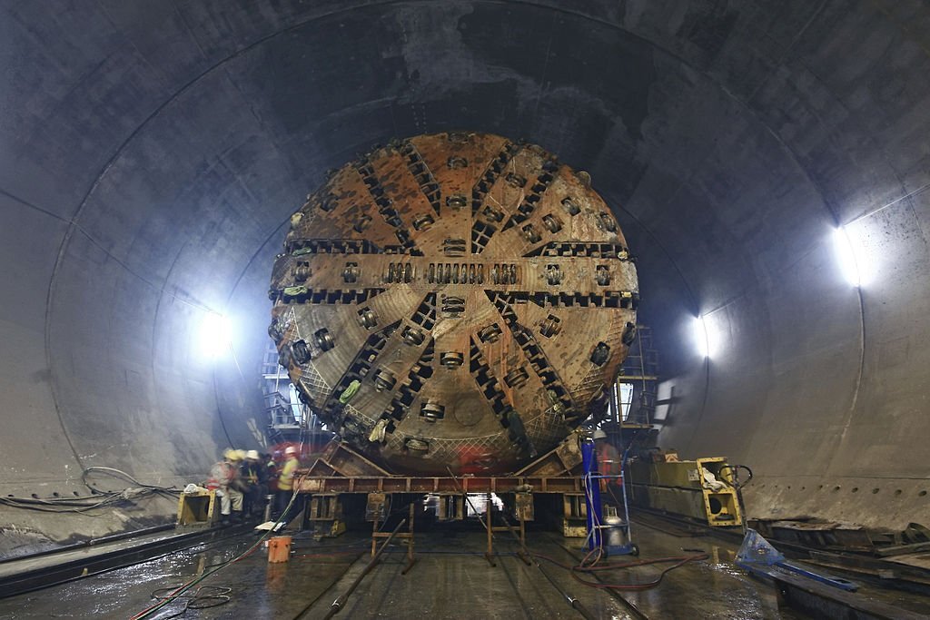 Máquina perforadora de túneles (TBM) que se está moviendo dentro de un túnel subterráneo.